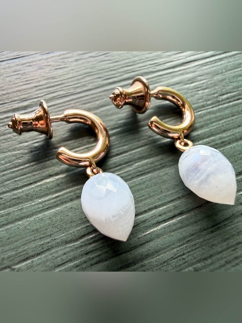 Monica Vinader Fiji Bud Huggie Earrings 18k Rose Gold Vermeil + Blue Lace Agate - Picture 2 of 4